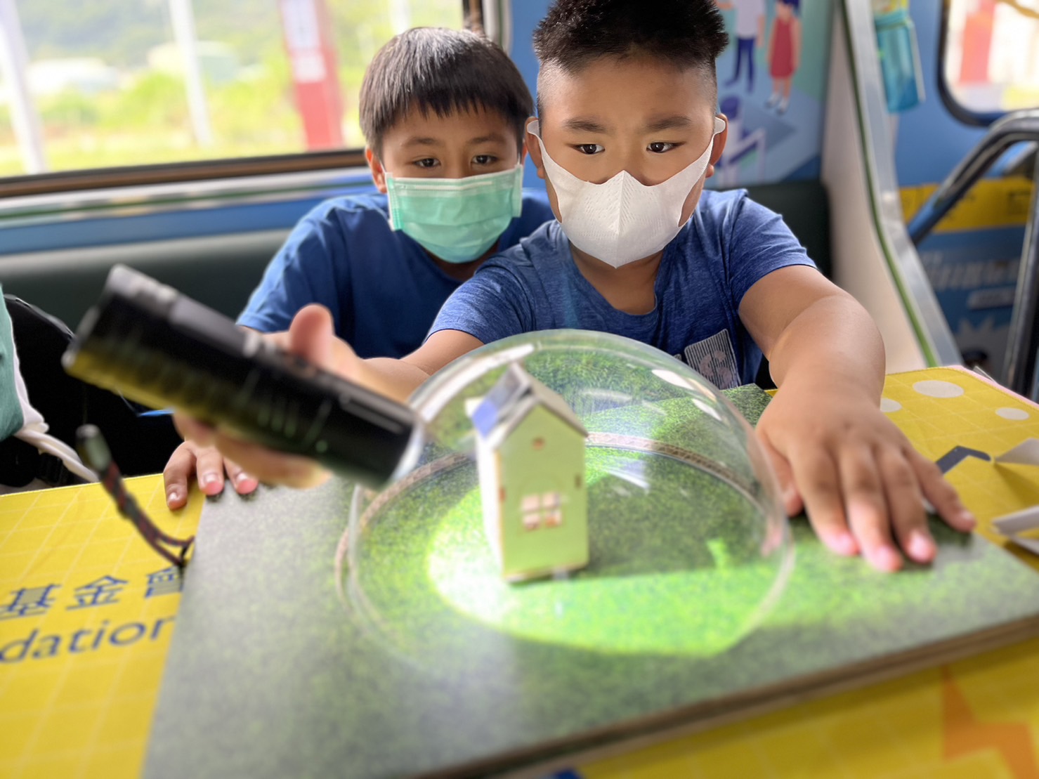 金世豪參與基礎科學主題車廂，以STEAM教學精神，設計「逐日科學家」、「太陽能工程師」以及「淨零建築師」三大能源科普課程和實驗