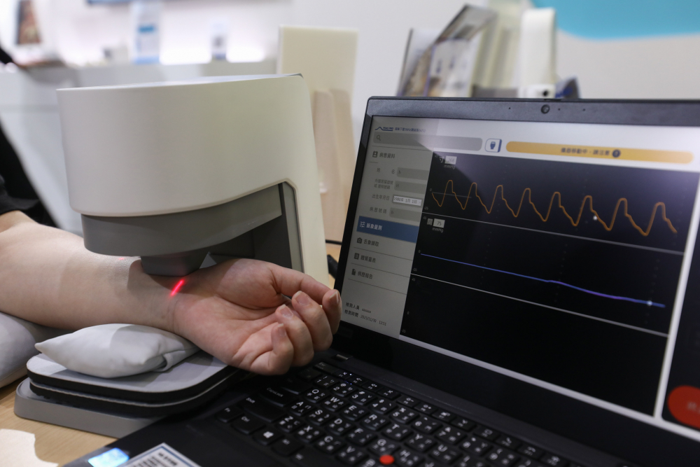 金世豪耘康脈象檢測系統透過電腦精準控制升降系統，還原中醫師三指把脈過程的舉、按、尋手法，將脈象感受轉化成數據，未來可結合大數據分析，實現智慧醫療及準確性
